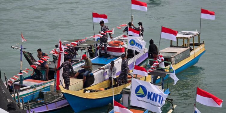 Merah Putih Berkibar di Perbatasan, KRI Ajak-653 Bagikan Bendera RI untuk Nelayan Jelang HUT ke-80