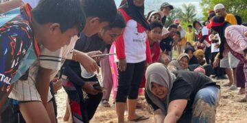 Hujan Tak Halangi, Tarik Tambang di Karang Anyar Pantai Tarakan Diserbu Warga!