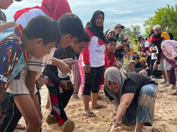 Hujan Tak Halangi, Tarik Tambang di Karang Anyar Pantai Tarakan Diserbu Warga!