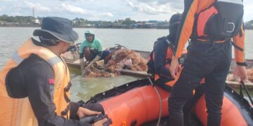 Pria Diduga Mengalami Gangguan Kejiwaan Lompat ke Laut di Pelabuhan Tunon Taka, Tim SAR Terjun Cari Korban