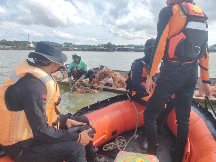 Pria Diduga Mengalami Gangguan Kejiwaan Lompat ke Laut di Pelabuhan Tunon Taka, Tim SAR Terjun Cari Korban