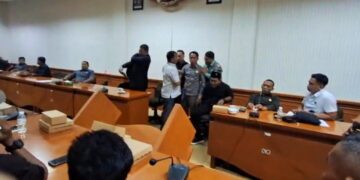 Adu Argumen Panas di DPRD Nunukan, Mikrofon Dibanting, Meja Terbalik, Rapat Hampir Ricuh!