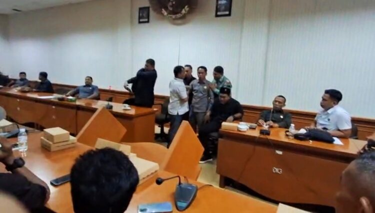 Adu Argumen Panas di DPRD Nunukan, Mikrofon Dibanting, Meja Terbalik, Rapat Hampir Ricuh!