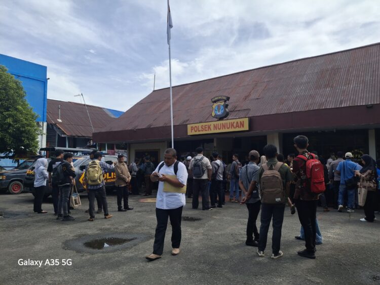 Ratusan Honorer Serbu Polsek dan Puskesmas di Nunukan