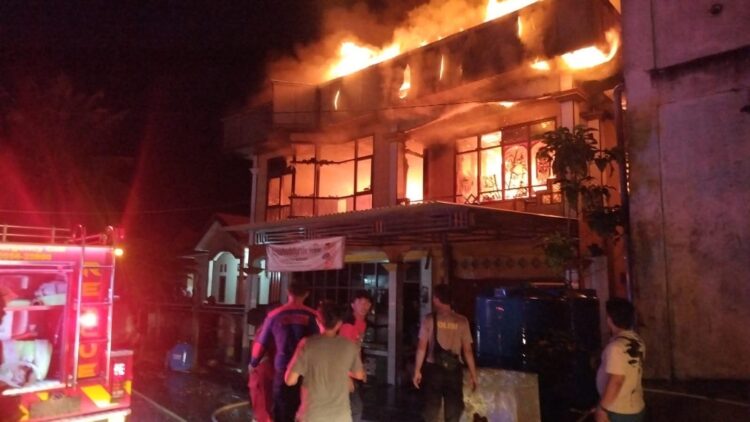 Korsleting Listrik Diduga Picu Kebakaran Hebat di Sebatik Timur, Rumah Dua Lantai H. Rustan Ludes Dilalap Api