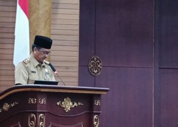 Plt Sekda Nunukan Ir Jabbar saat membacakan Nota Penjelasan Bupati Atas 3 Raperda Inisiatif DPRD dan 1 Raperda Pemerintah Daerah Nunukan, pada Rapat Paripurna di Gedung DPRD Nunukan, Selasa (2/9/2025).