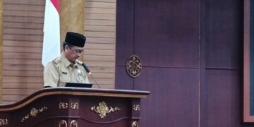 Plt Sekda Nunukan Ir Jabbar saat membacakan Nota Penjelasan Bupati Atas 3 Raperda Inisiatif DPRD dan 1 Raperda Pemerintah Daerah Nunukan, pada Rapat Paripurna di Gedung DPRD Nunukan, Selasa (2/9/2025).