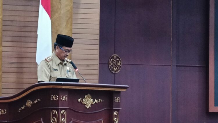 Plt Sekda Nunukan Ir Jabbar saat membacakan Nota Penjelasan Bupati Atas 3 Raperda Inisiatif DPRD dan 1 Raperda Pemerintah Daerah Nunukan, pada Rapat Paripurna di Gedung DPRD Nunukan, Selasa (2/9/2025).