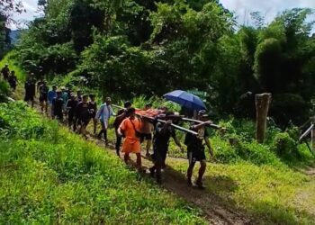 Warga Krayan Timur Tandu Pasien Akibat Akses Kesehatan Buruk