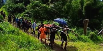 Warga Krayan Timur Tandu Pasien Akibat Akses Kesehatan Buruk