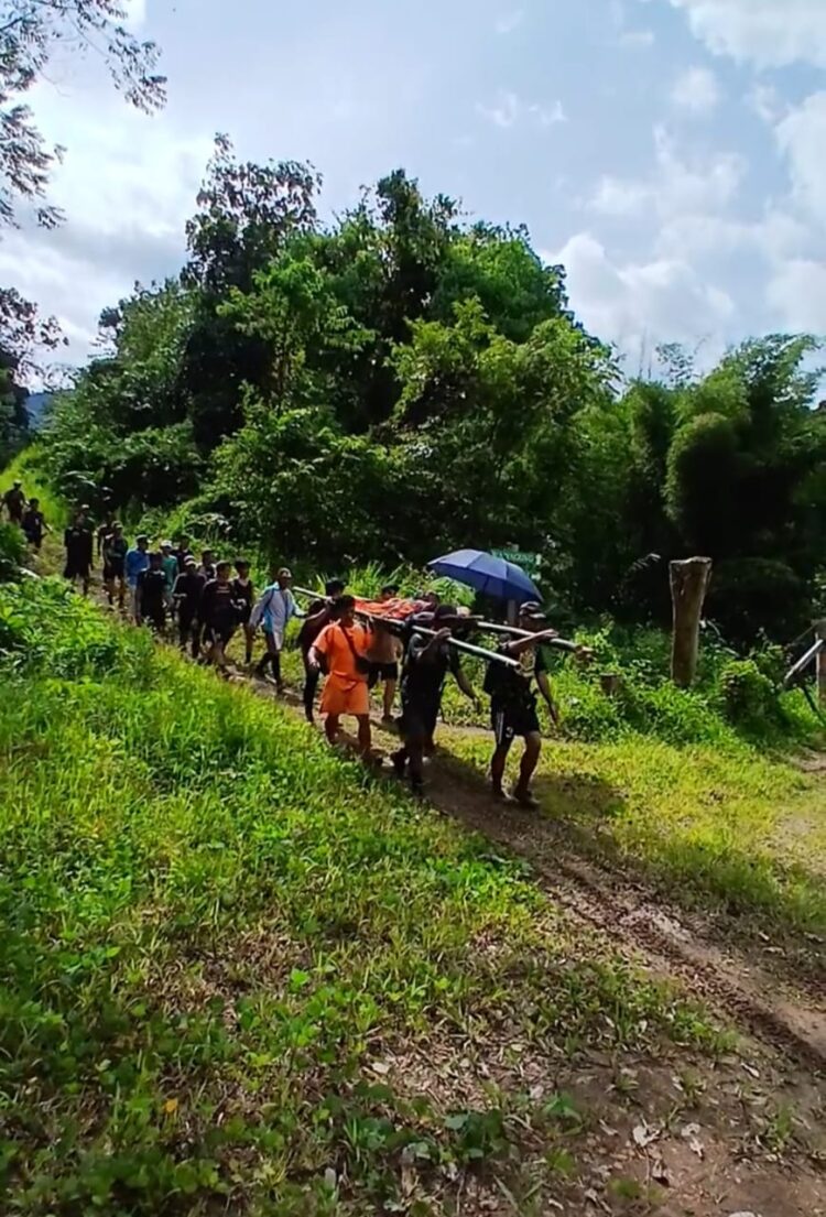 Warga Krayan Timur Tandu Pasien Akibat Akses Kesehatan Buruk