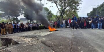 Tuntutan Mahasiswa Menggema di Tengah Krisis Nasional dan Lokal
