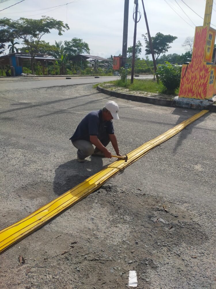 Tingkatkan Keselamatan Jalan, Warga Juata PNS RT 21 dan PT SHEBA Pasang Polisi Tidur