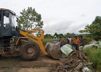 PT SHEBA Siapkan Armada Bantu Warga Perum PNS RT 21 Bersihkan Badan Jalan