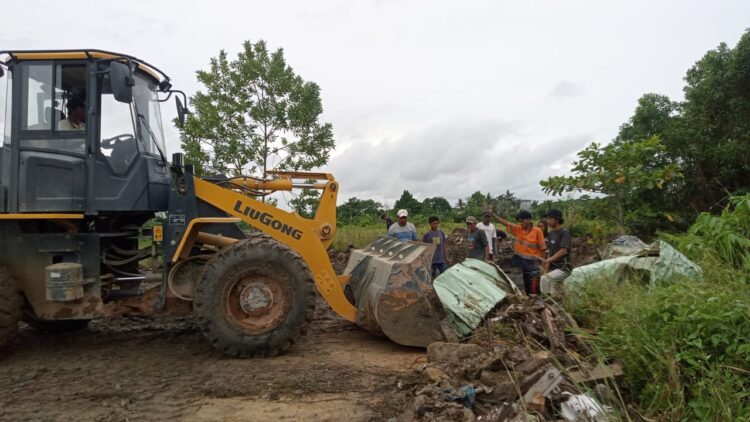 PT SHEBA Siapkan Armada Bantu Warga Perum PNS RT 21 Bersihkan Badan Jalan