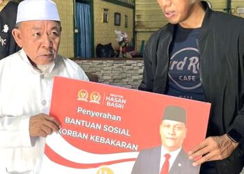 Peduli Sesama, Hasan Basri Serahkan Bantuan ke Warga Korban Kebakaran di Sebengkok AL