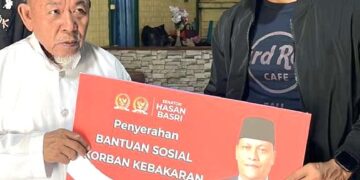 Peduli Sesama, Hasan Basri Serahkan Bantuan ke Warga Korban Kebakaran di Sebengkok AL