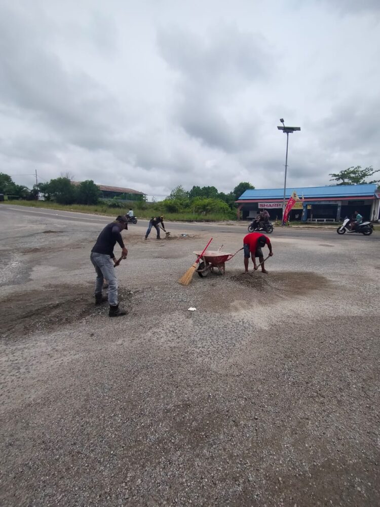 PT SHEBA Tunjukkan Komitmen Bersihkan Jalan Pasca Pekerjaan Demi Kenyamanan Publik
