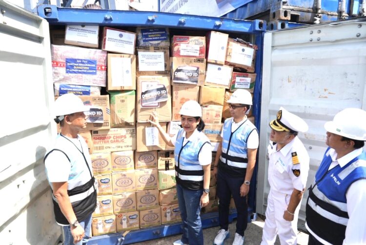 PELNI Berangkatkan 15 Kontainer Barang Bantuan untuk Korban Banjir Sumatera dengan KM Kelud