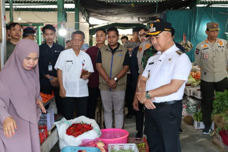 Walikota Tarakan Bersama Dengan TPID, Lakukan Sidak Kebutuhan Pokok di Pasar Tenguyun