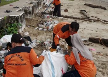 Aksi Nyata di Awal Tahun: Relawan Korlakar Tarakan Gelar Bersih-Bersih Sampah dan Edukasi Masyarakat di Pantai Amal