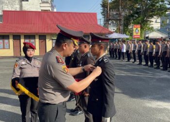 Kapolres Tarakan Pimpin Upacara Penganugerahan Satyalancana Pengabdian dan Pemberian Reward Personel