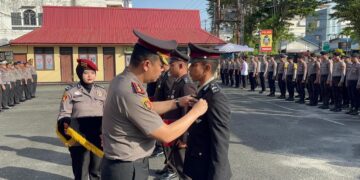 Kapolres Tarakan Pimpin Upacara Penganugerahan Satyalancana Pengabdian dan Pemberian Reward Personel