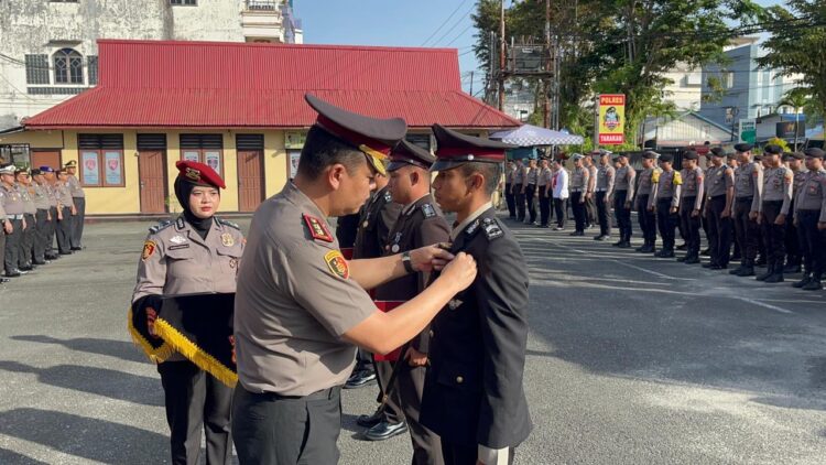 Kapolres Tarakan Pimpin Upacara Penganugerahan Satyalancana Pengabdian dan Pemberian Reward Personel