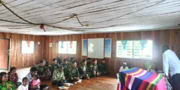 Satukan Hati Dengan Doa, Masyarakat Kampung Kalome dan Satgas Mobile Yonif 613/Raja Alam Ibadah Bersama