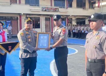 Wakapolres Tarakan Serahkan Piagam Penghargaan Kapolda Kaltara kepada Personel Berprestasi