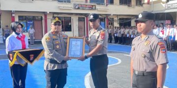 Wakapolres Tarakan Serahkan Piagam Penghargaan Kapolda Kaltara kepada Personel Berprestasi