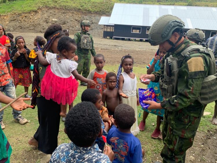 Berbagi Bersama Anak Yamo, Wujud Kepedulian Satgas Yonif 613 Raja Alam