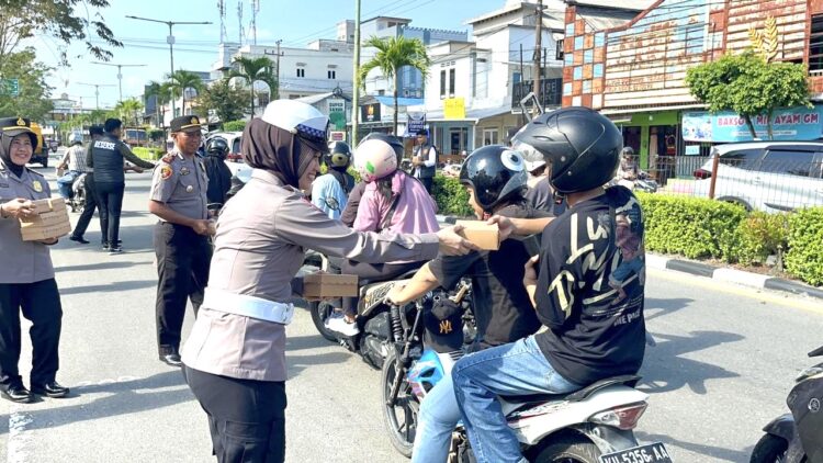 Polres Tarakan Berbagi Takjil di Bulan Suci Ramadan 1447 H, Pererat Kebersamaan dengan Masyarakat