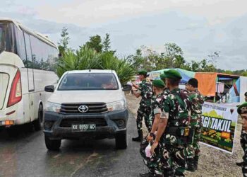 Pererat Kebersamaan di Ramadan, Yonif TP 880/Banuanta Bagi Takjil Dengan Pengendara