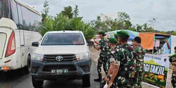 Pererat Kebersamaan di Ramadan, Yonif TP 880/Banuanta Bagi Takjil Dengan Pengendara