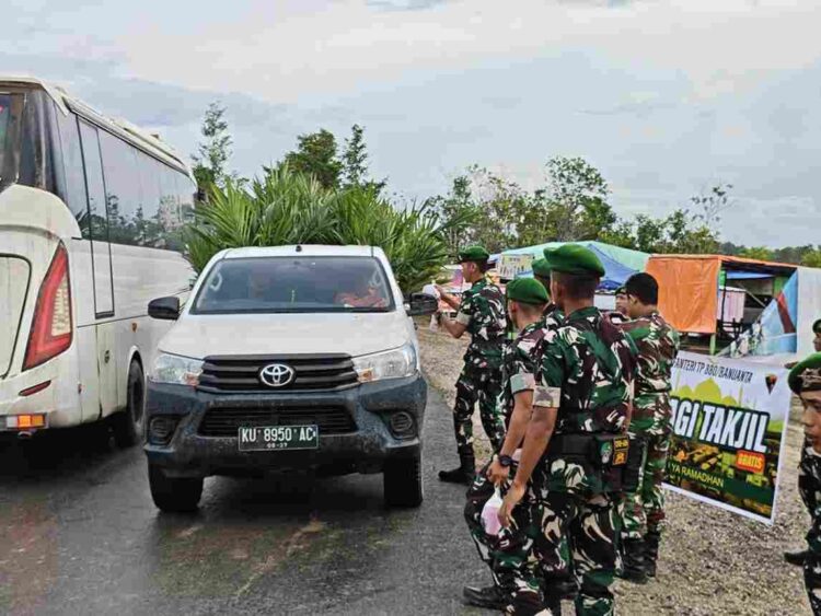 Pererat Kebersamaan di Ramadan, Yonif TP 880/Banuanta Bagi Takjil Dengan Pengendara