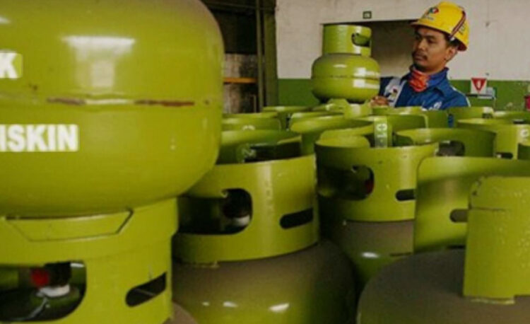 Warga RT 18 Kelurahan Selumit Pantai Keluhkan Kelangkaan Tabung Gas 3 Kg Selama 16 Hari