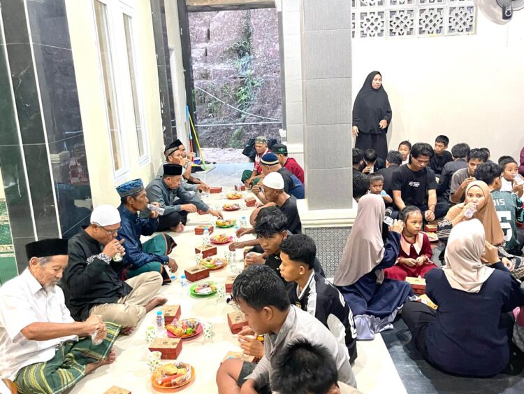 Hari Kedua, Asrin R. Saleh Gelar Buka Puasa Bersama Warga RT 23 Tanjung Pasir