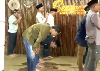 Momen Langka Gubernur Shalat di Shaf Paling Belakang Ditangkap Kamera