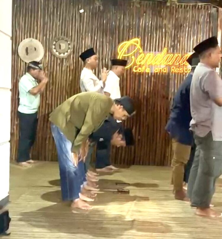 Momen Langka Gubernur Shalat di Shaf Paling Belakang Ditangkap Kamera
