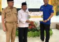 Direktur Perumda  PDAM Tirta Alam Tarakan Serahkan Zakat Profesi Karyawan Rp475 Juta ke Baznas