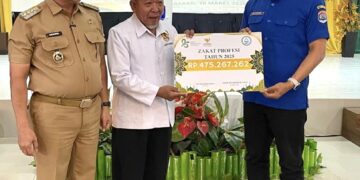 Direktur Perumda  PDAM Tirta Alam Tarakan Serahkan Zakat Profesi Karyawan Rp475 Juta ke Baznas