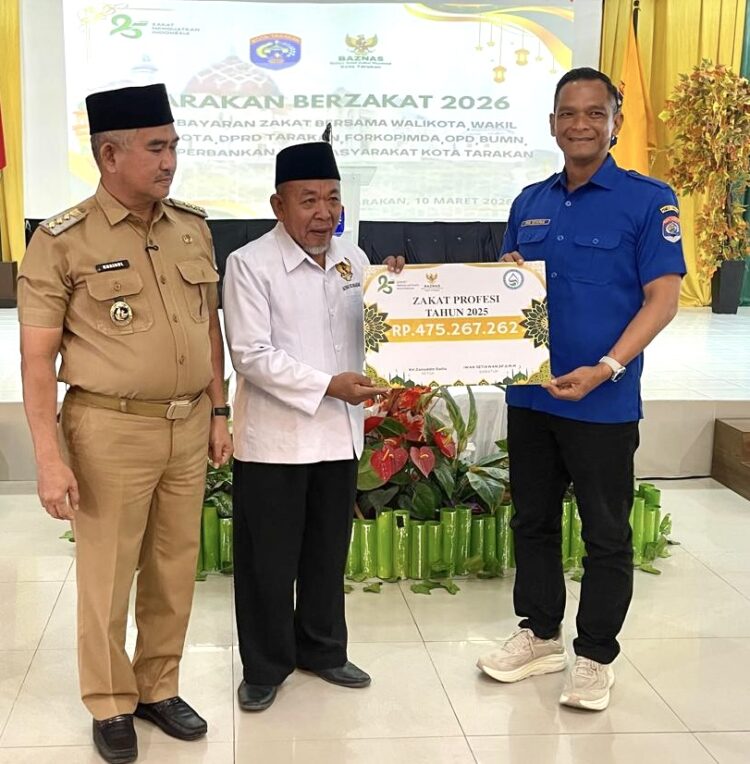 Direktur Perumda  PDAM Tirta Alam Tarakan Serahkan Zakat Profesi Karyawan Rp475 Juta ke Baznas