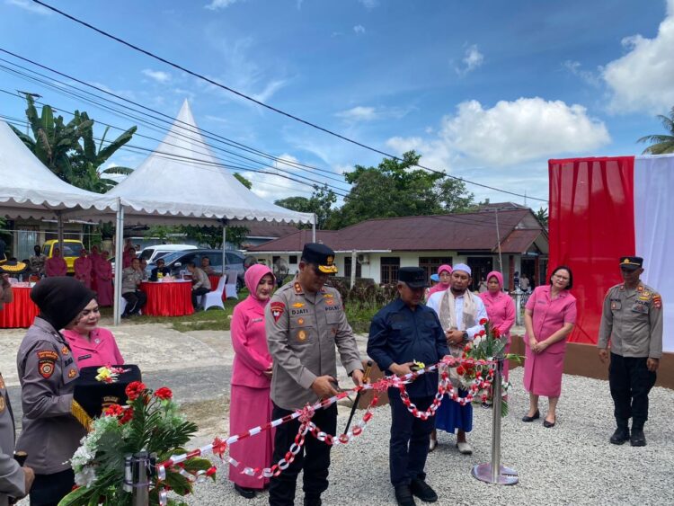 Polda  Kaltara Serahkan Program Bedah Rumah Presisi dan Bantuan Tali Asih Kepda Korban Kebakaran Aspol Kampung Bugis Tarakan
