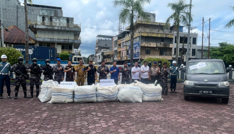 TNI AL Gagalkan Dugaan Penyelundupan Ballpress dari Malaysia di Tarakan