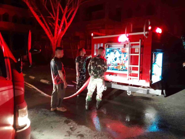 Yonif TP 880/Banuanta Bantu Padamkan Kebakaran Kantor Bupati Bulungan