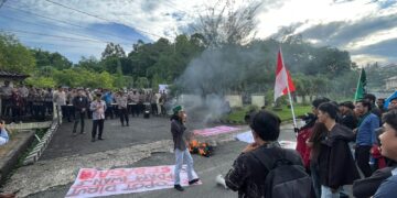 Mahasiswa Gelar Aksi di Depan Kantor Wali Kota Tarakan, Sampaikan Tujuh Tuntutan