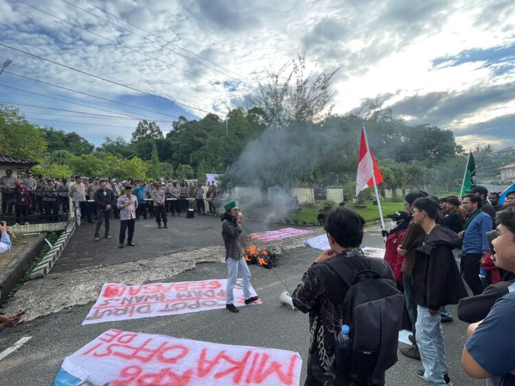 Mahasiswa Gelar Aksi di Depan Kantor Wali Kota Tarakan, Sampaikan Tujuh Tuntutan