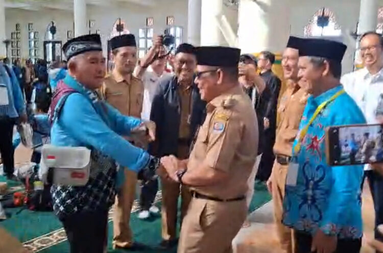 Khairul Berangkat Haji Bersama Istri, Suasana Haru Warnai Pelepasan di Tarakan