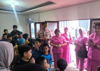 Kapolres Tarakan dan Ketua Bhayangkari Cabang Tarakan Berikan Bantuan kepada Anak Binaan di Selumit Pantai